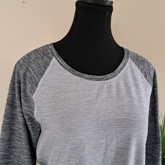 The North Face Gray Long Sleeve Tee Activewear Shirt Women's Size Large - Picture 8 of 11